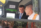 Губернатор Сергей Боженов беседует с водителем-инструктором троллейбусного депо №1 Олегом Соломоновым.