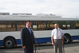 Губернатор С.Боженов (слева) выступает перед коллективом МУП "МЭТ" (справа - ген. директор МУП "МЭТ" Н.Жуков).