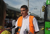 Журналисты берут интервью у водителя-инструктора троллейбусного депо №1 Юрия Ламзина.